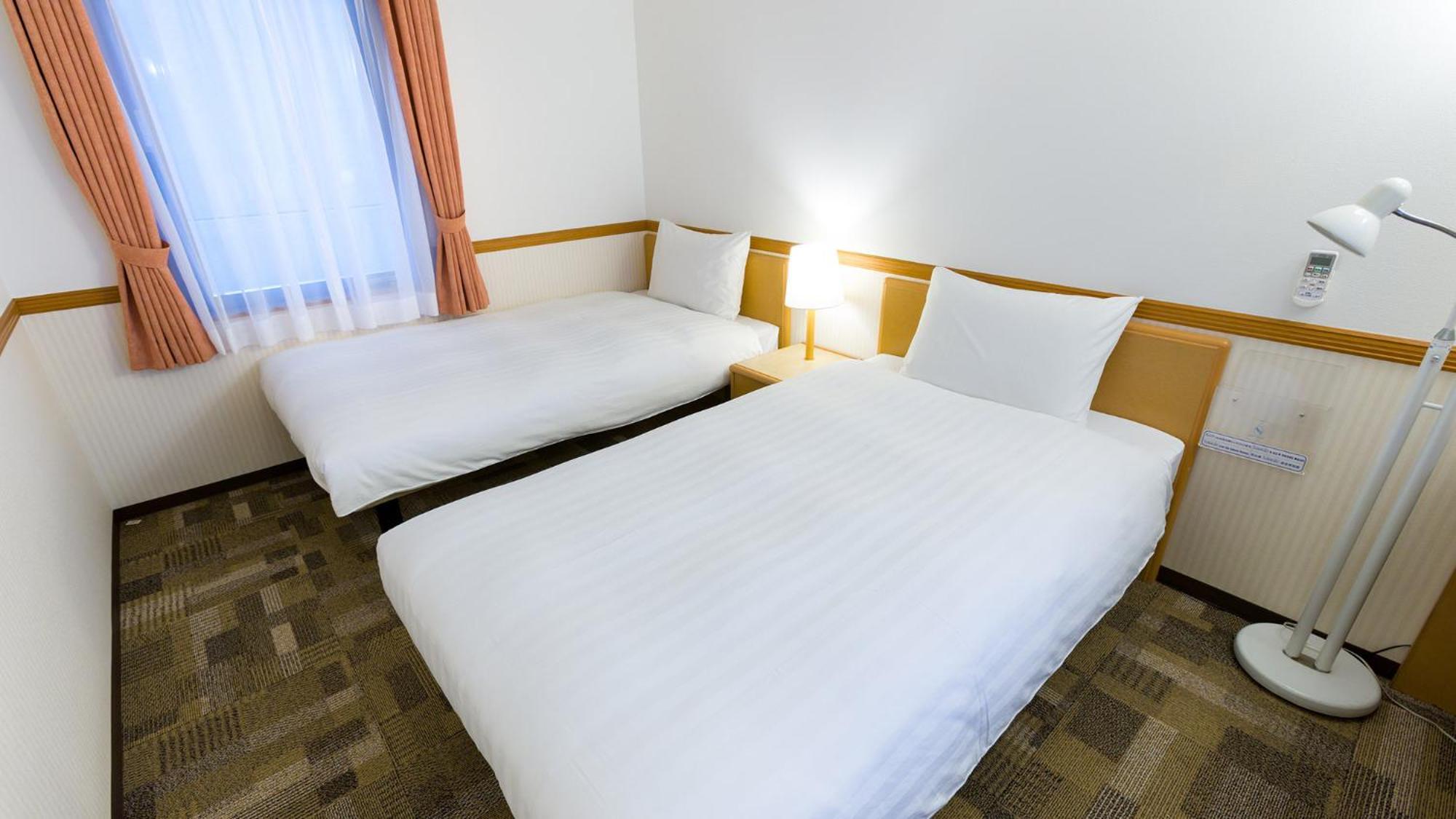 Toyoko Inn Okinawa Naha Asahibashi Ekimae Rum bild