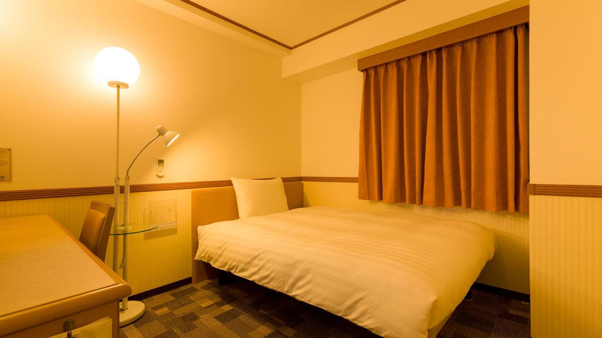 Toyoko Inn Okinawa Naha Asahibashi Ekimae Rum bild